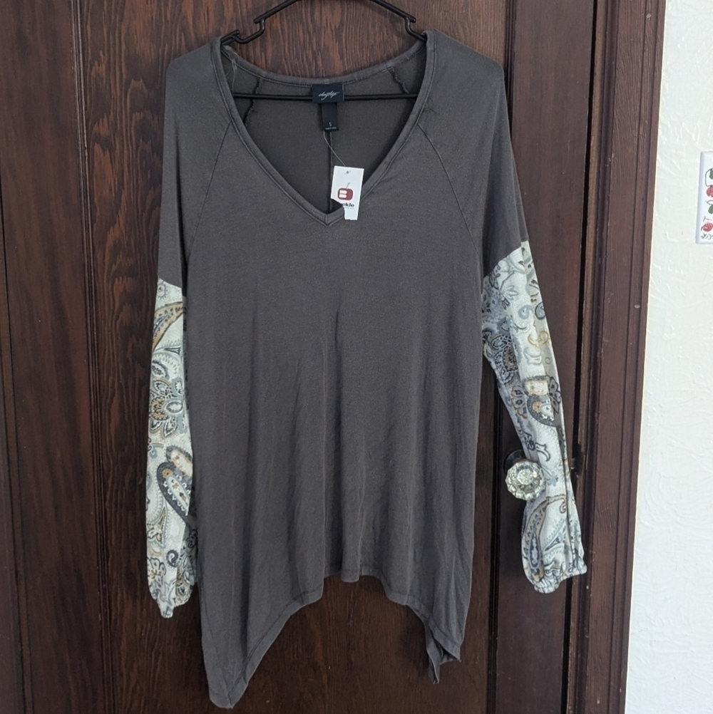 New with Tags Daytrip Brown V Neck with Printed Sleeves Shirt Size Small